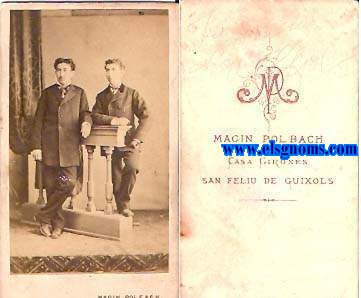 Fotografa carte de visite en procedimiento de albmina de Magn Polbach - Casa Girons de San Feliu de Guixols, representando 2 varones de cuerpo entero y de pi.