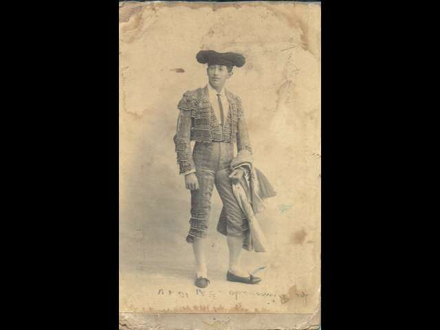 Fotografa del torero Antonio Fuentes  y Zurita (Sevilla, 15 de marzo de 1869 - ibid. el 9 de mayo de 1938) relizada en la ciudad de Mxico por el estudio de Valleto.