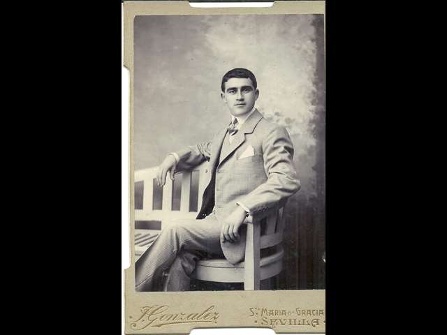 Fotografa en albmina montada sobre cartn del torero Jos Iturriaga (Formalito) dedicada al torero Jos Riao (Riaito) dedicada en Sevilla 8 de Junio de 1910.